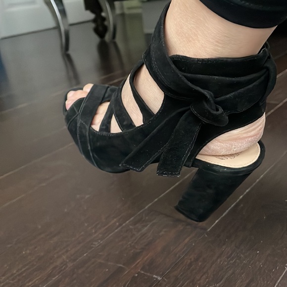 GUC Vince Camuto strappy suede heels 6.5 - Picture 3 of 7